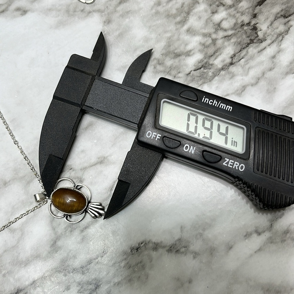 HANDMADE TIGERS EYE SILVER PENDANT WITH 925 SILVER CHAIN
NWT - Picture 9 of 9